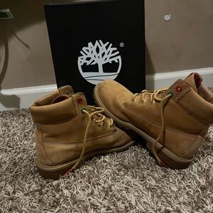 Tan timberland boots barley worn been sitting in my closet